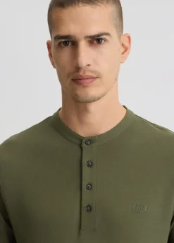 T-shirt con bottoni