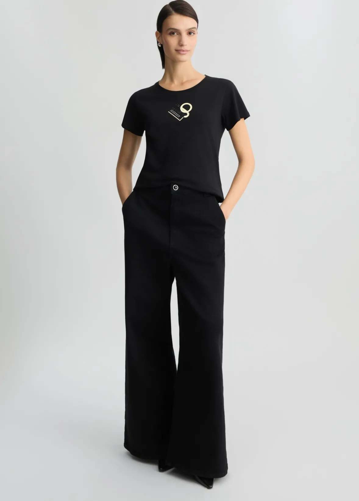 T-shirt con logo e strass