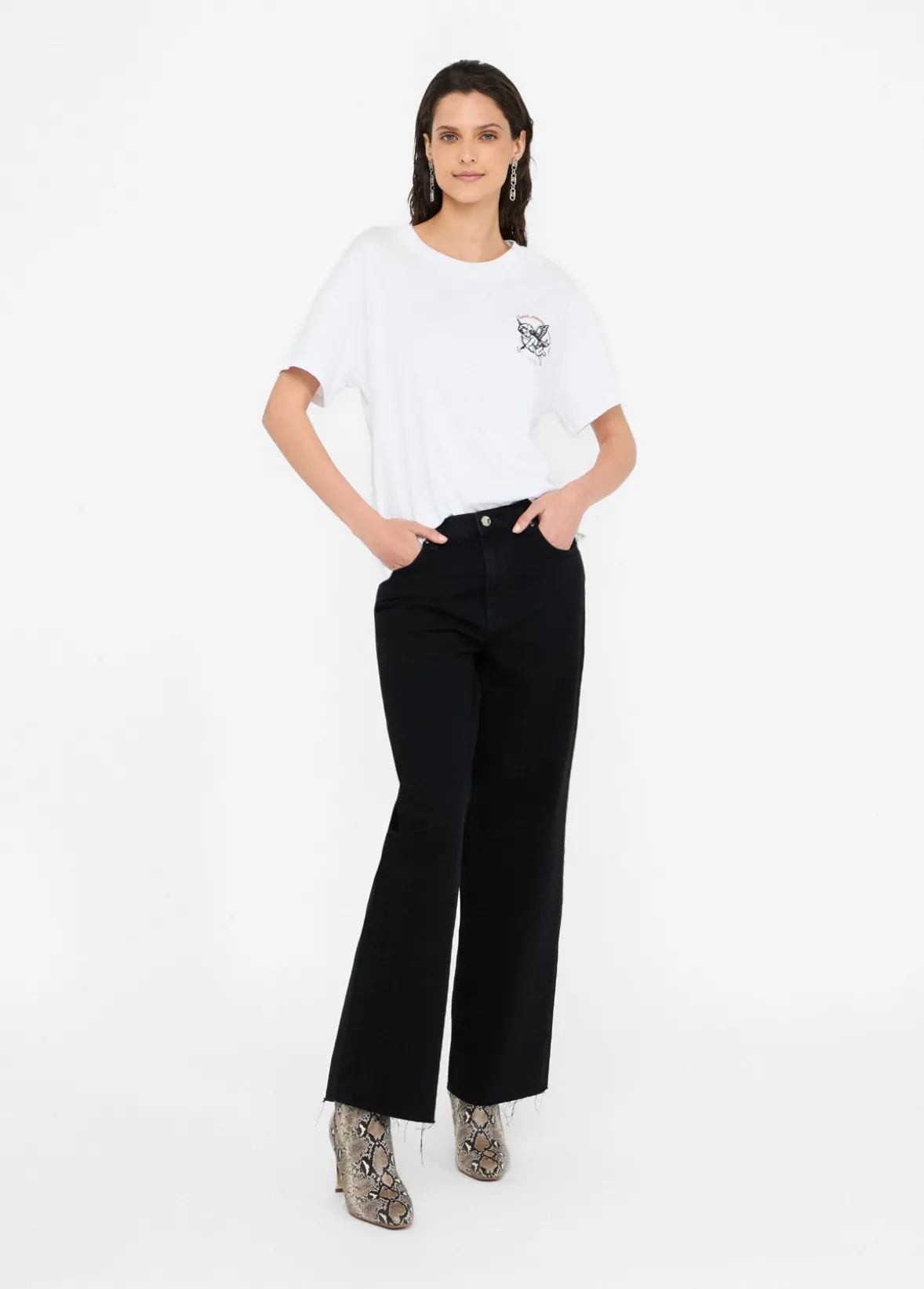 T-shirt con ricamo e strass