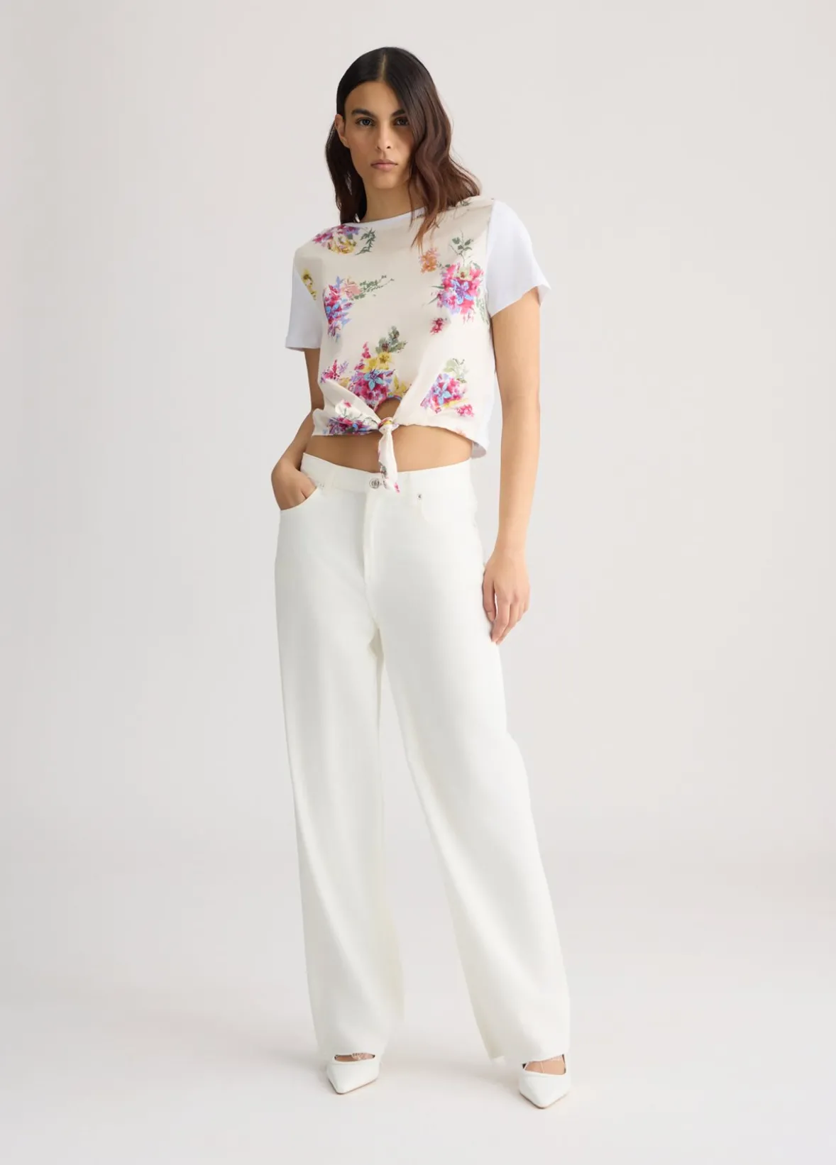 T-shirt con stampa e nodo