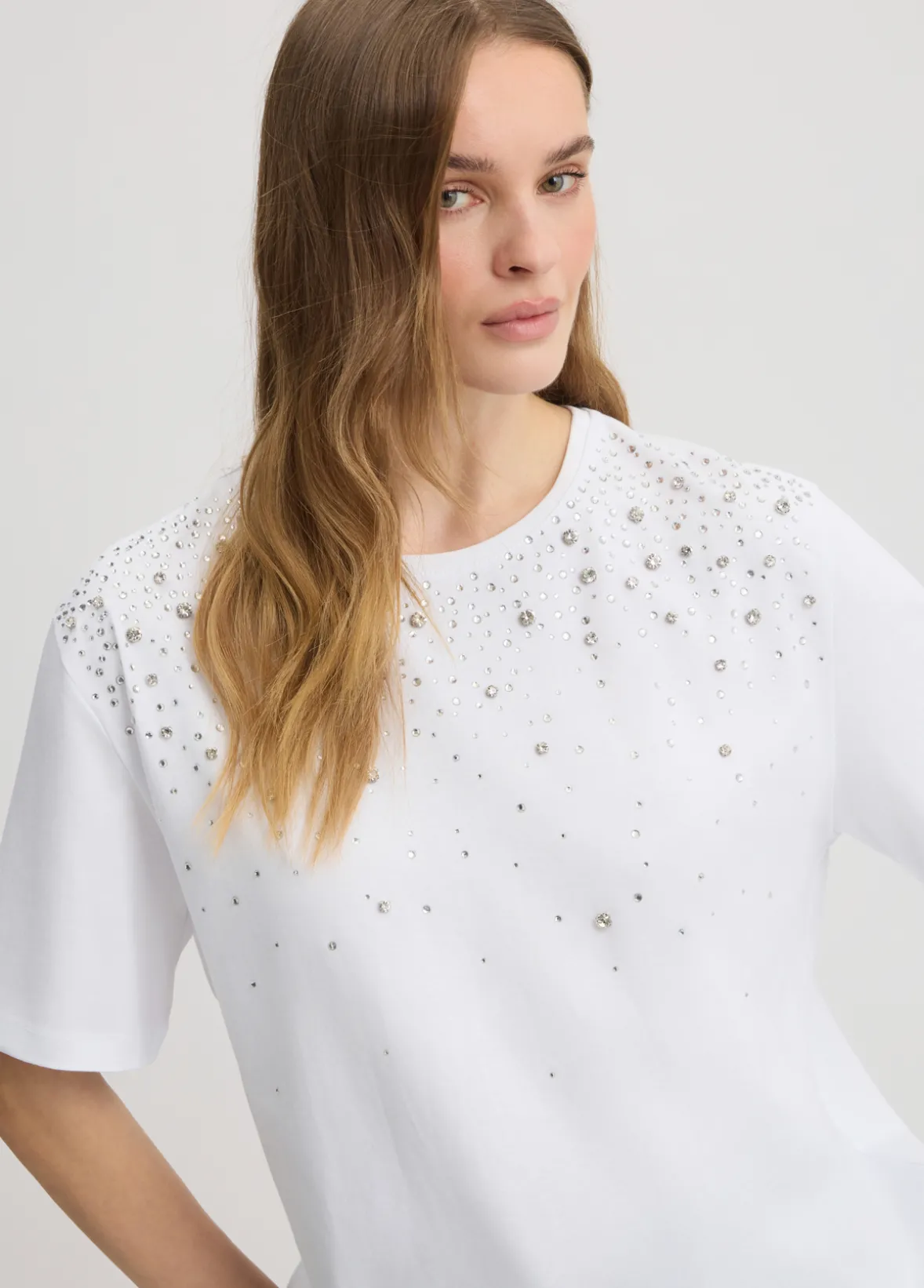 T-shirt con strass e castoni