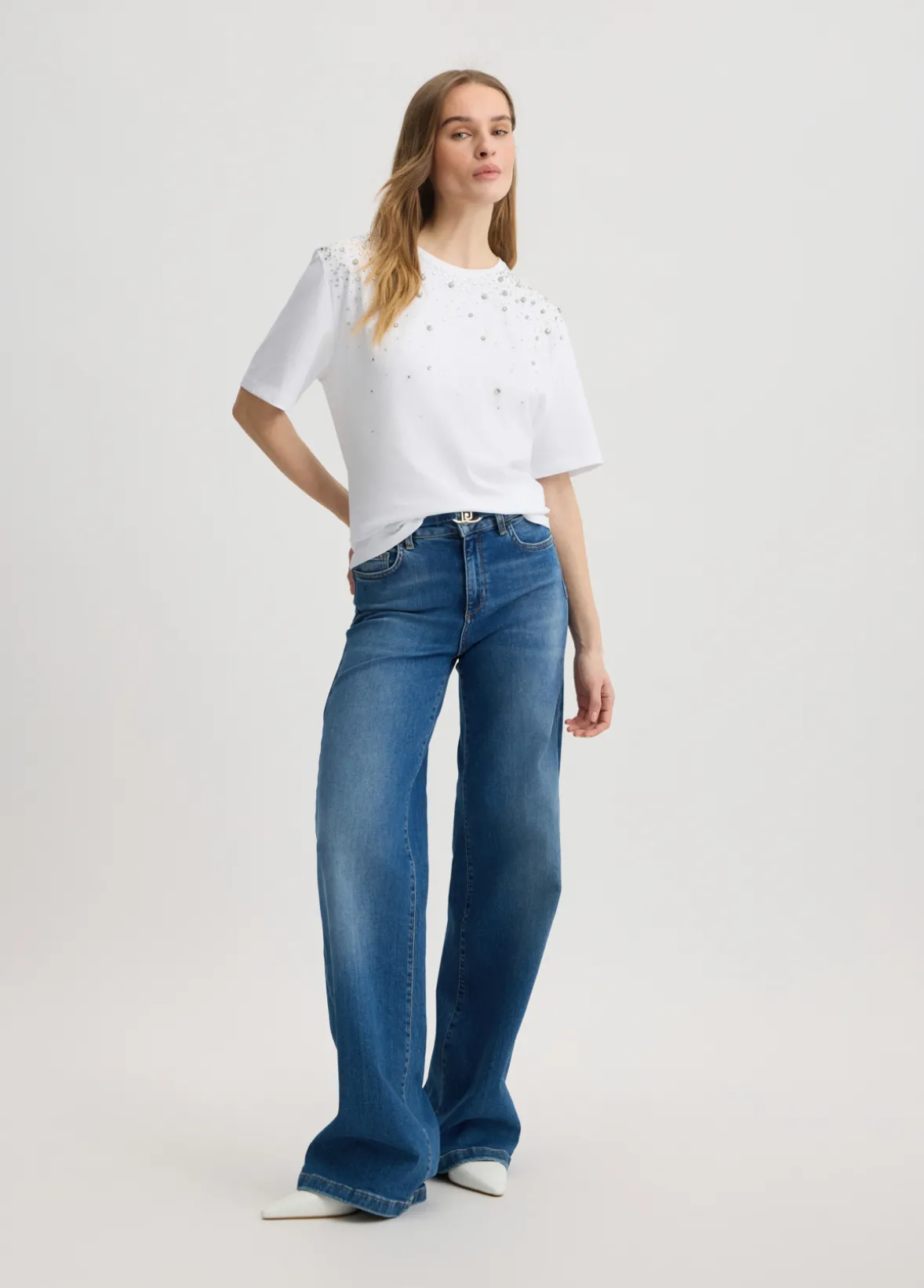 T-shirt con strass e castoni