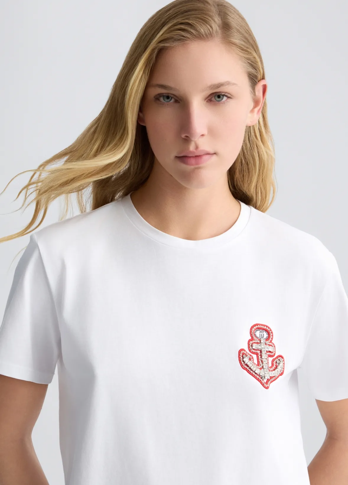 T-shirt in cotone con ricamo e strass