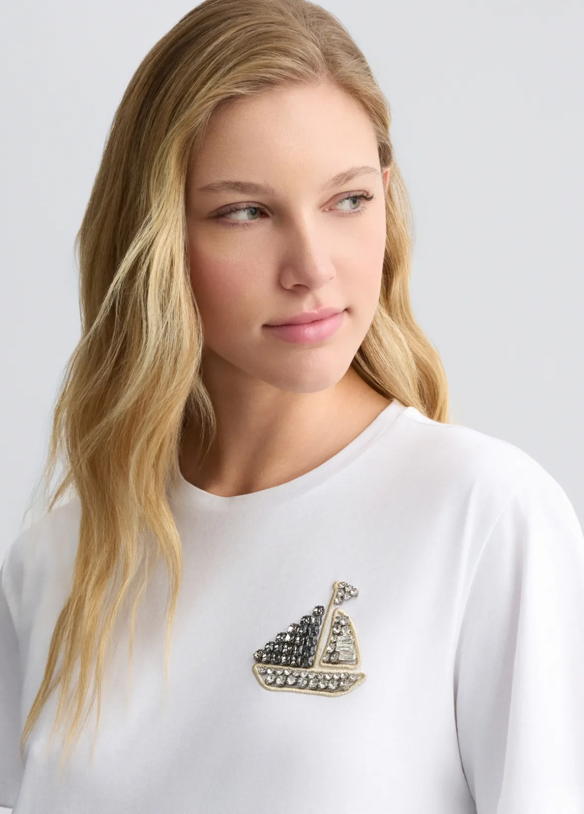 T-shirt in cotone con ricamo e strass