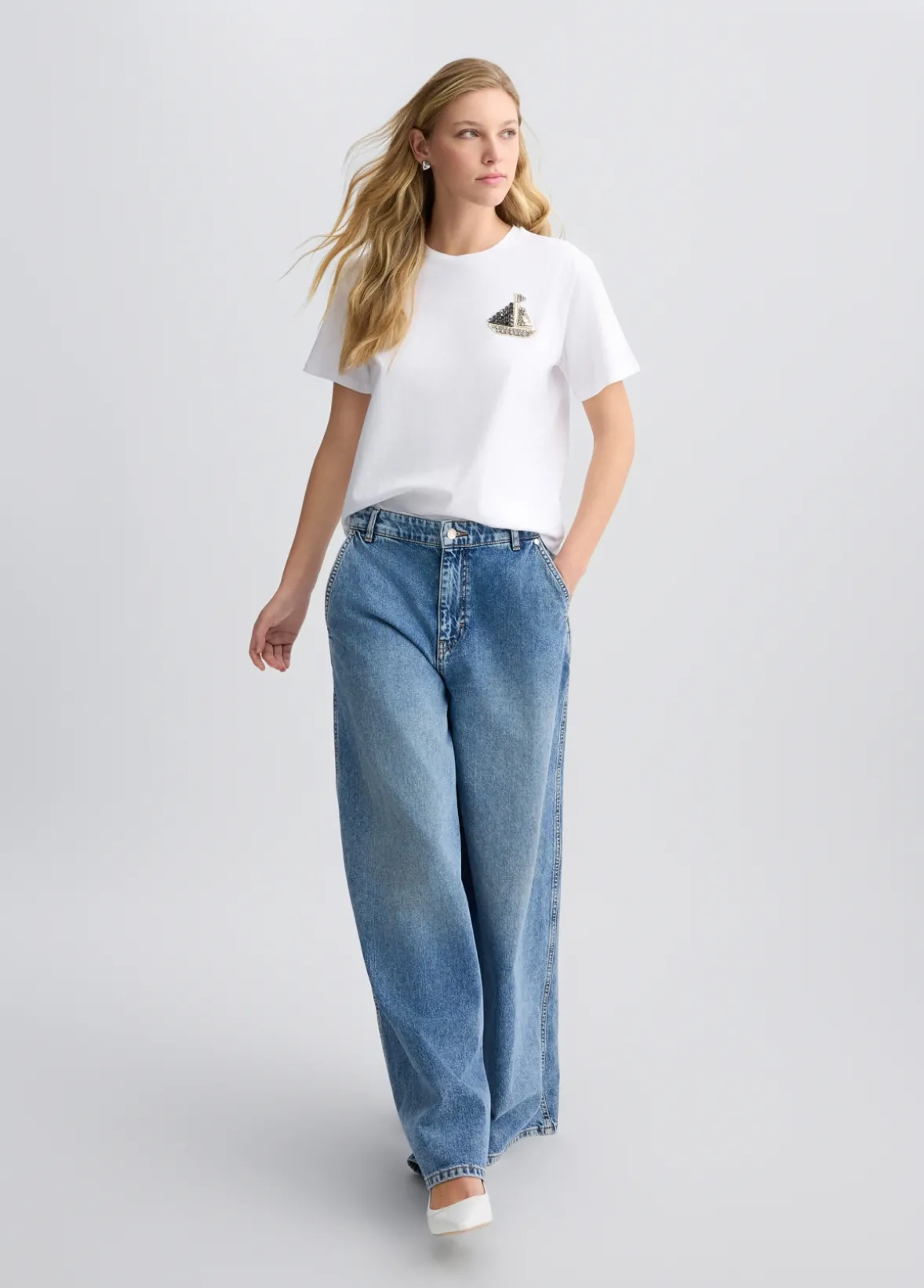 T-shirt in cotone con ricamo e strass