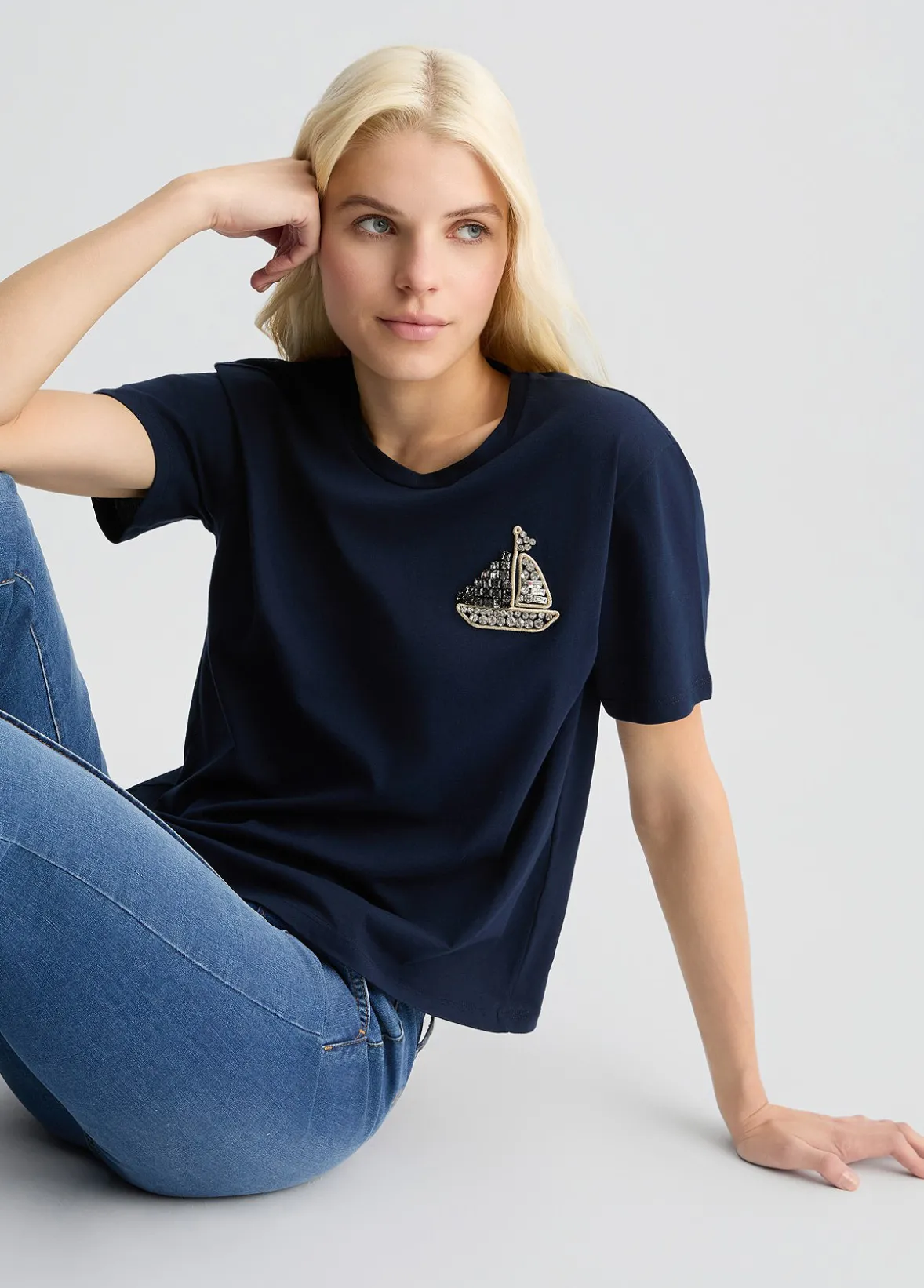 T-shirt in cotone con ricamo e strass