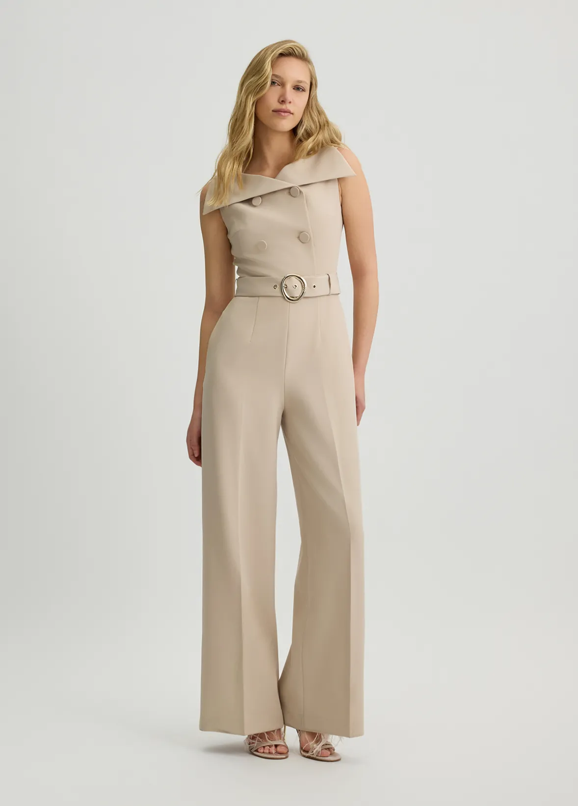 Tuta elegante con cintura