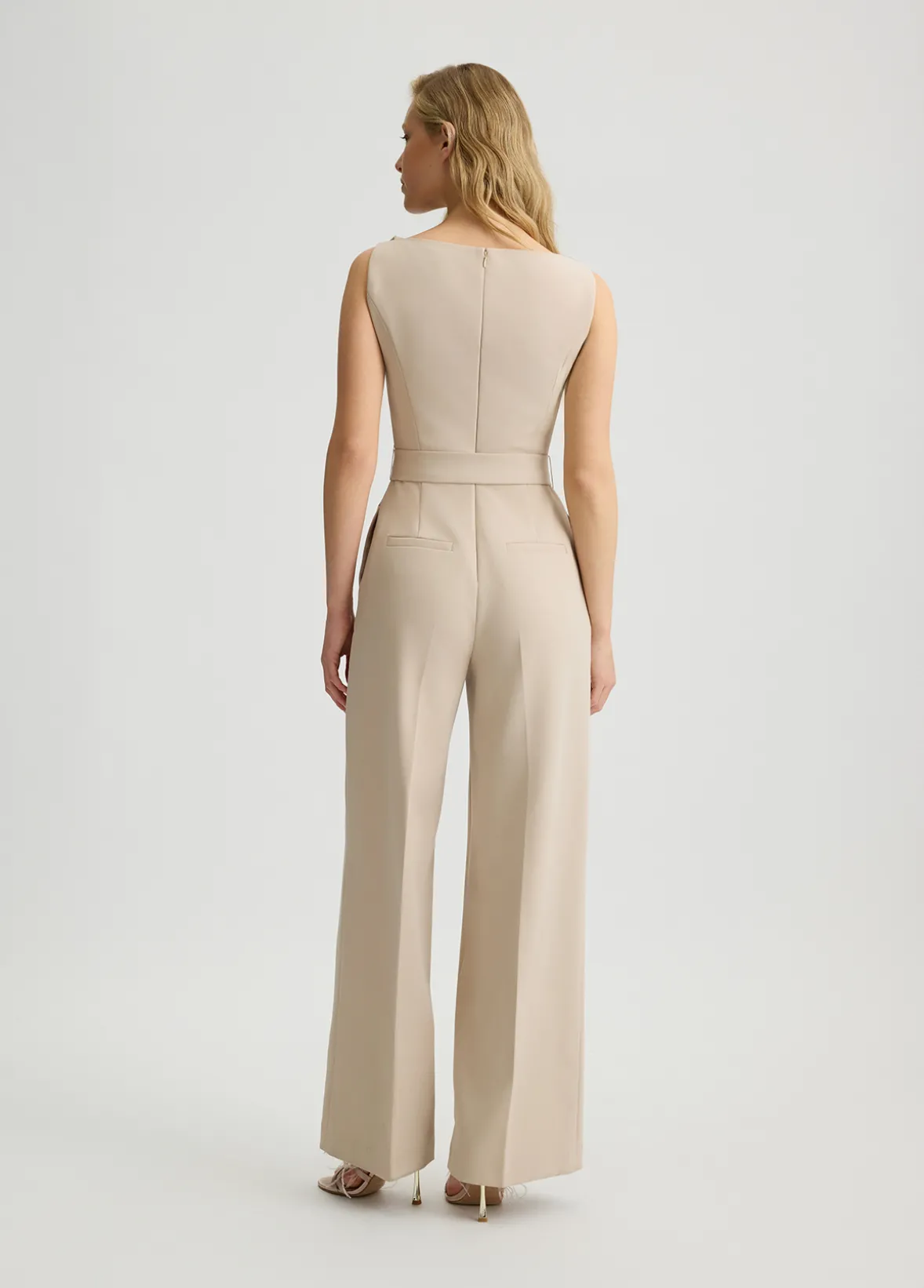 Tuta elegante con cintura