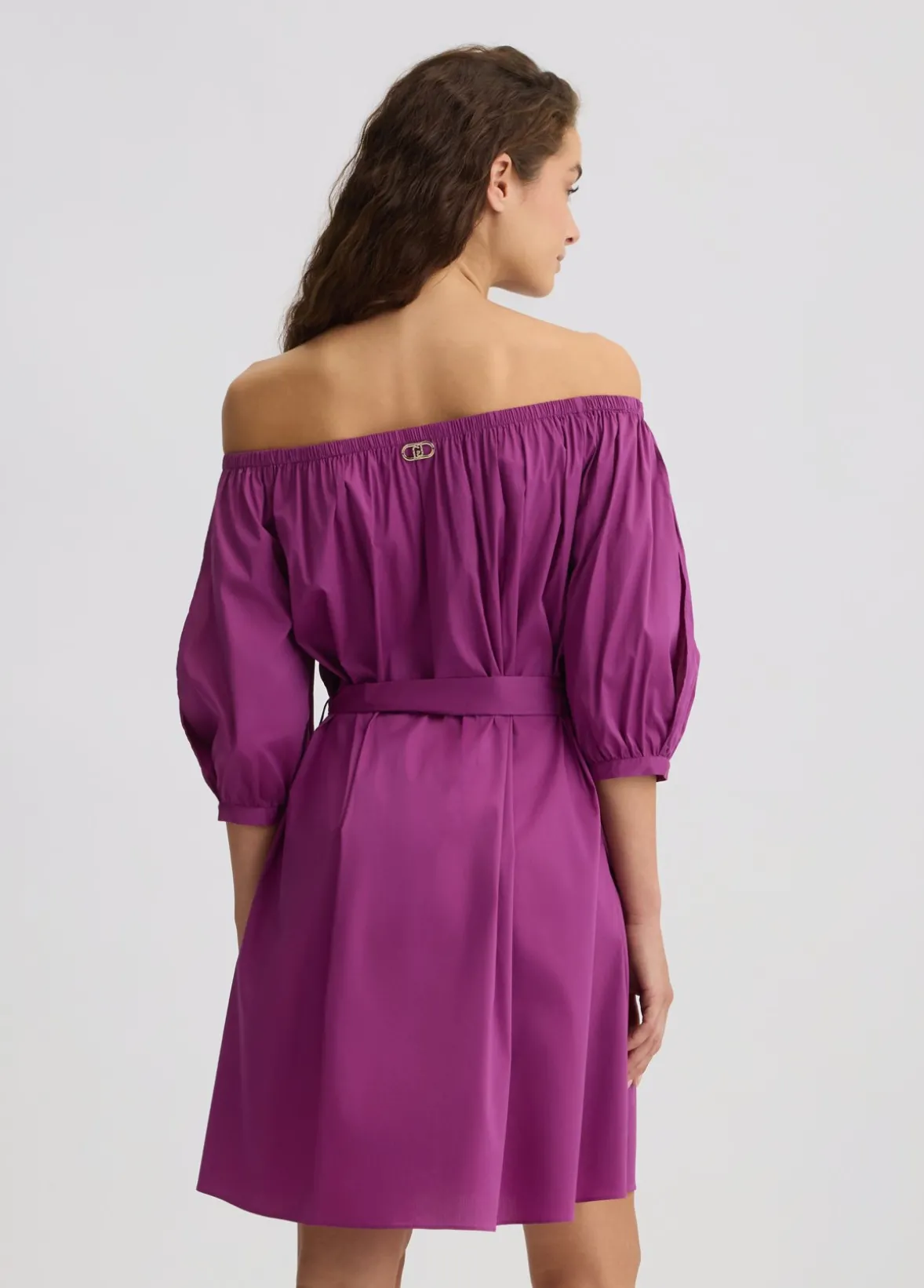 Vestito corto con spalle scoperte