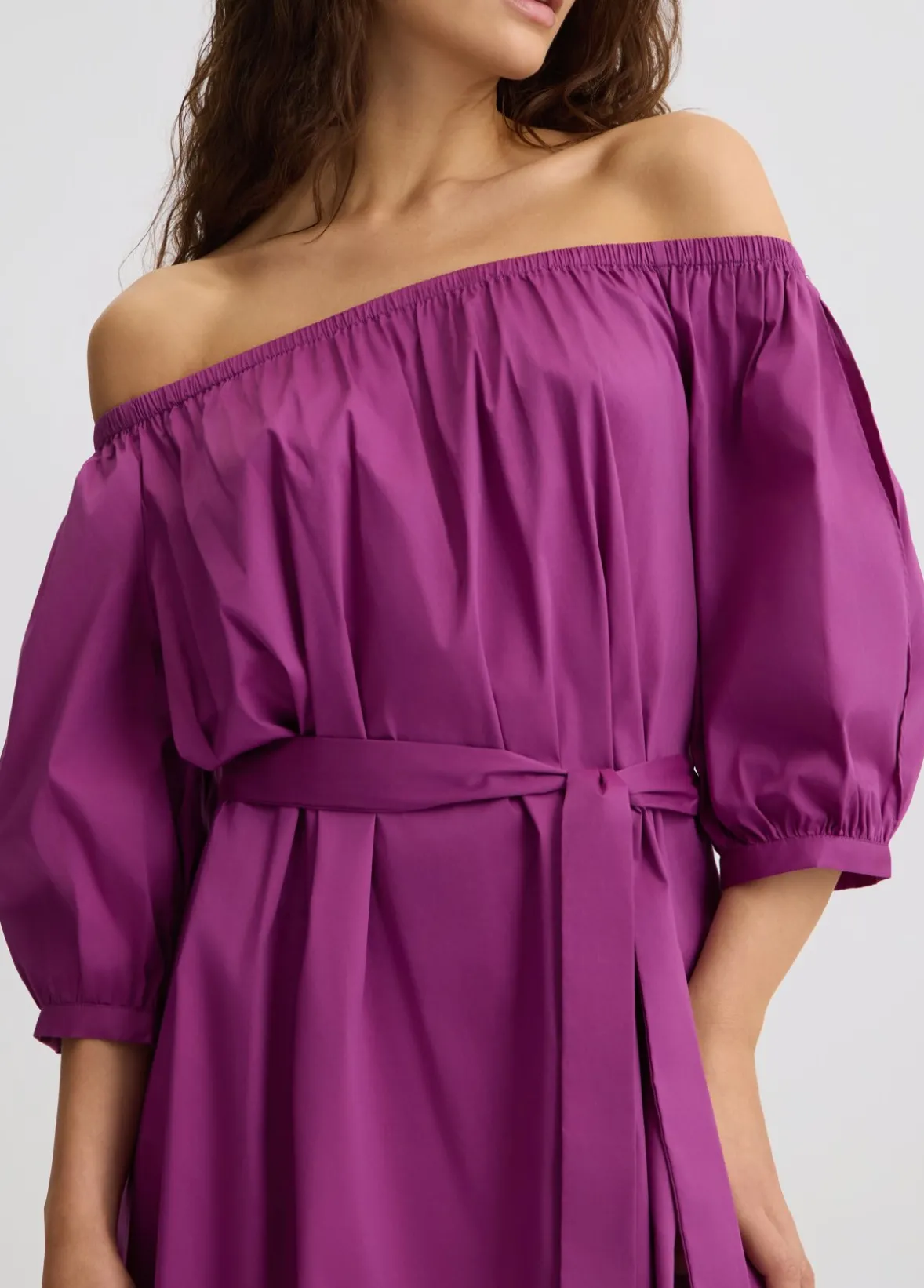 Vestito corto con spalle scoperte