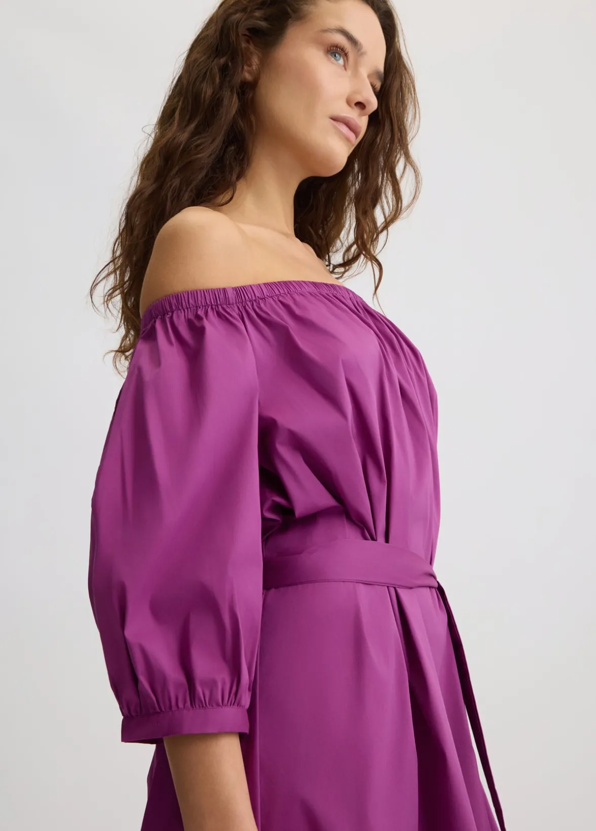 Vestito corto con spalle scoperte