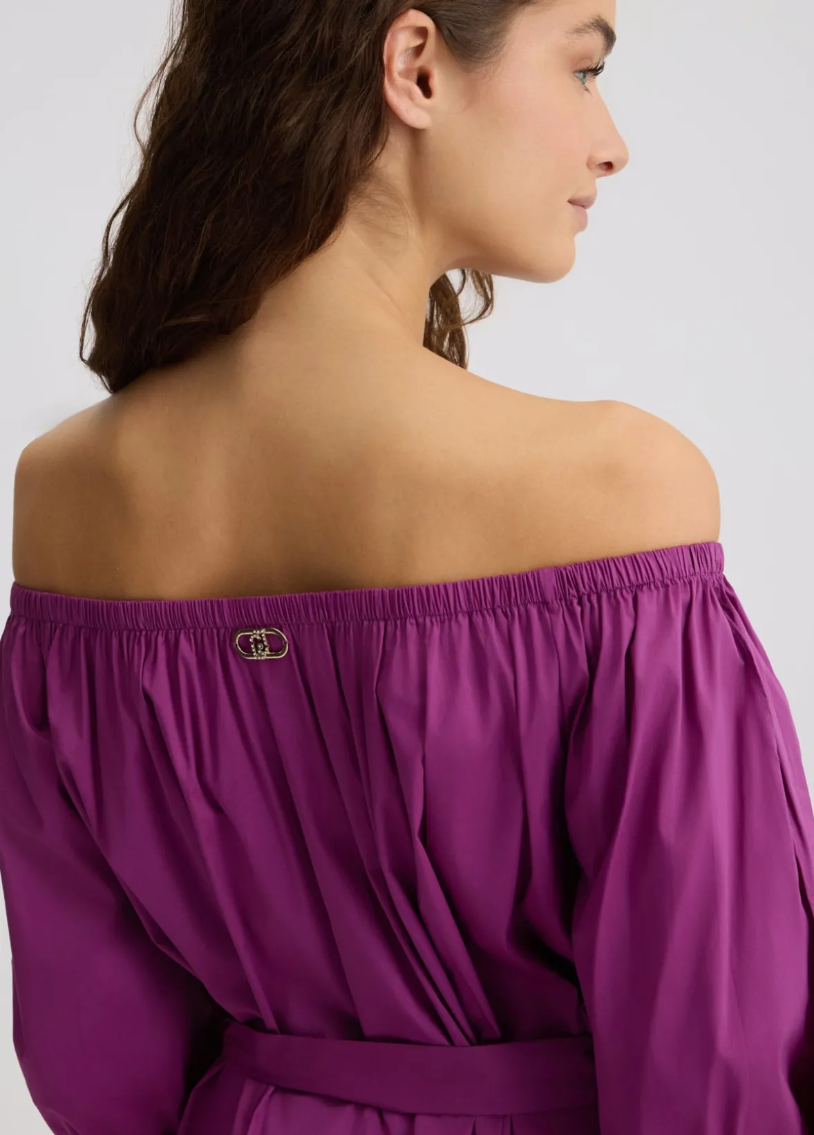 Vestito corto con spalle scoperte