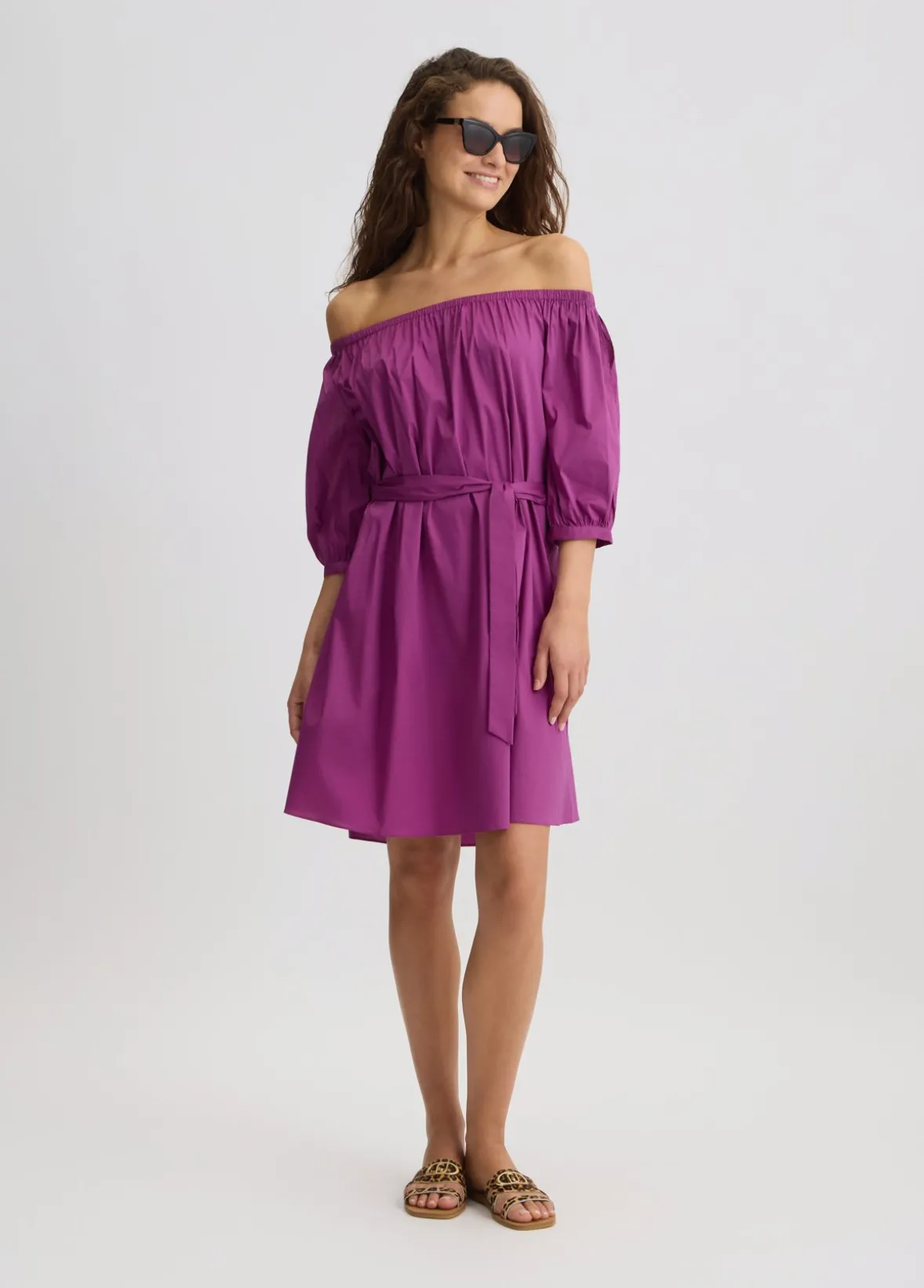 Vestito corto con spalle scoperte