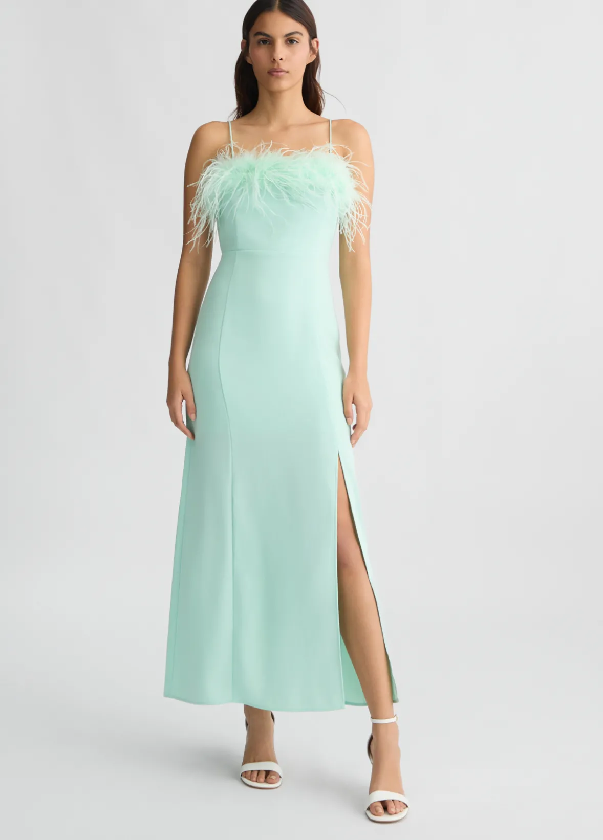 Vestito elegante con piume